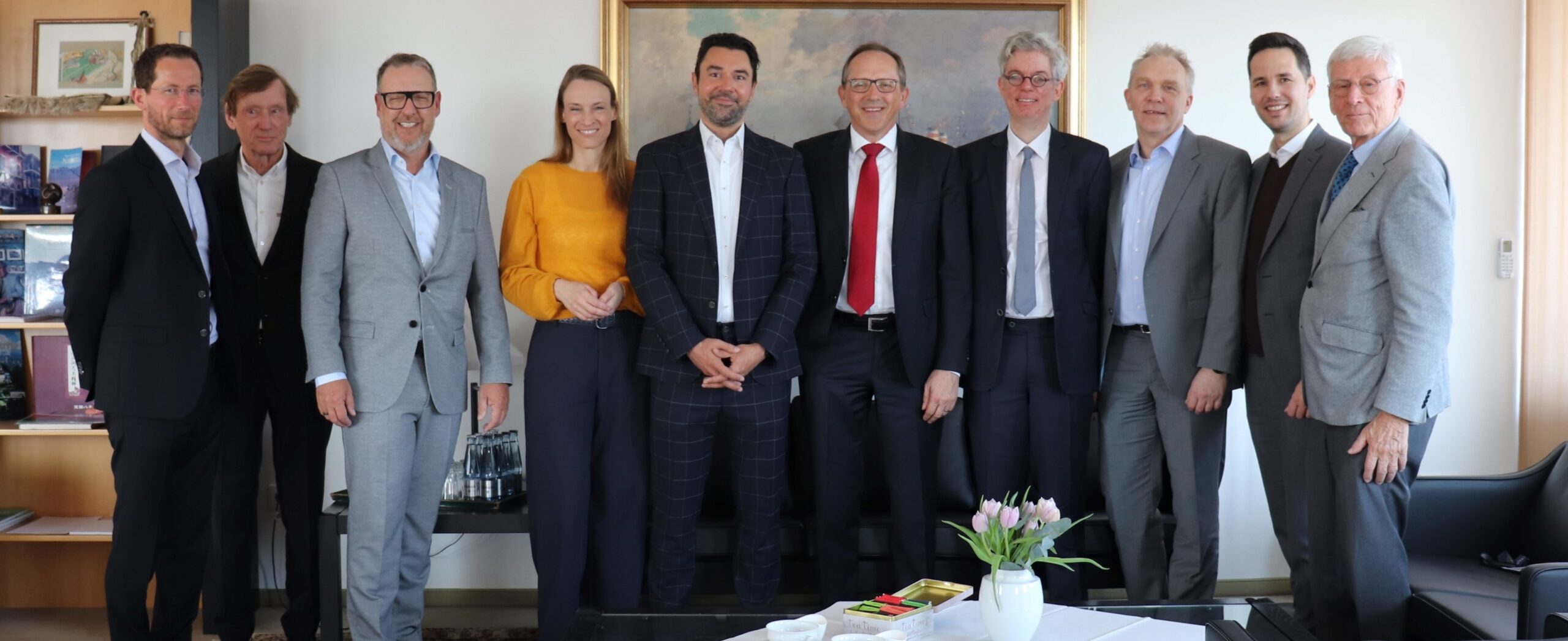 Representatives of the KAHL Group and Maschinenfabrik Reinartz at the official photo session to mark the partnership (from left to right): Dr. Oleg Buruiana, Jan Behrmann, Michael Moll, Dr. Victoria Behrmann, Artur Kühl, Uwe Wehrmann, Niklas Stadermann, Wolfram Krabbe, Sebastian Mertens, Joachim Behrmann.